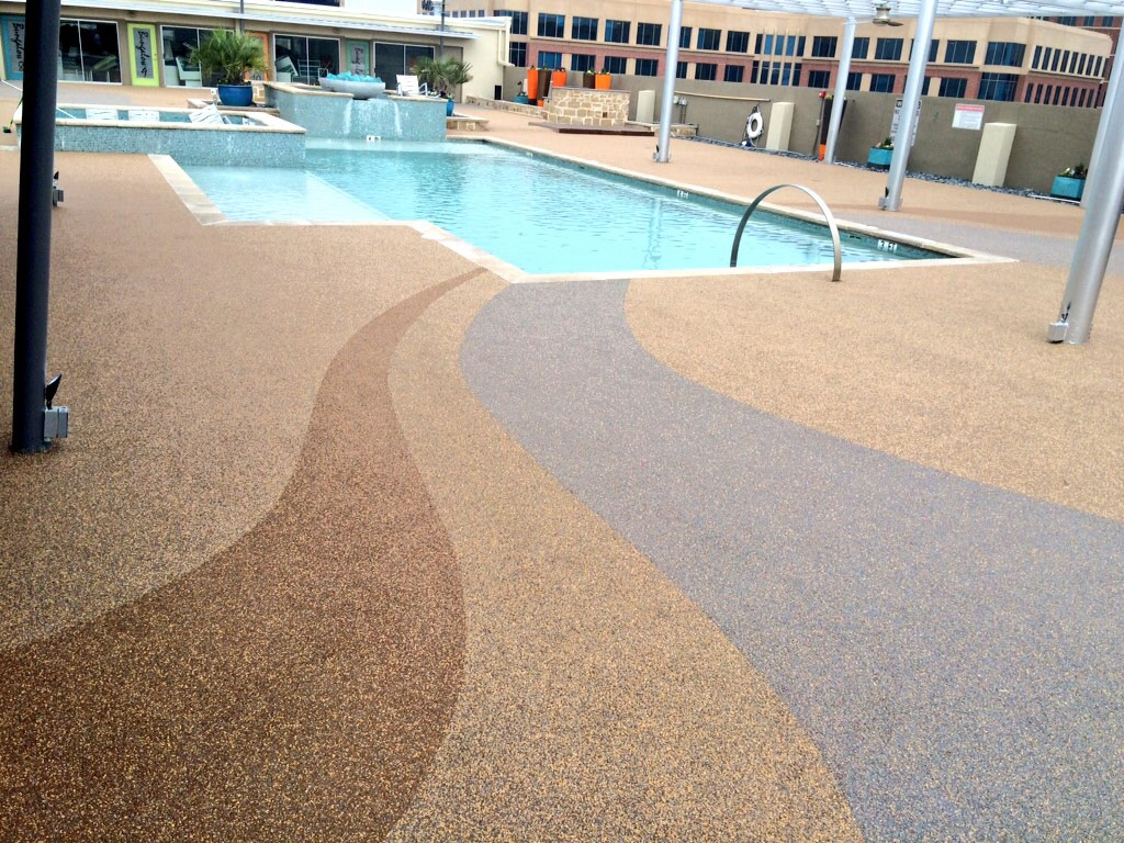 Commercial pool deck with curved multi-color rubber safety surface