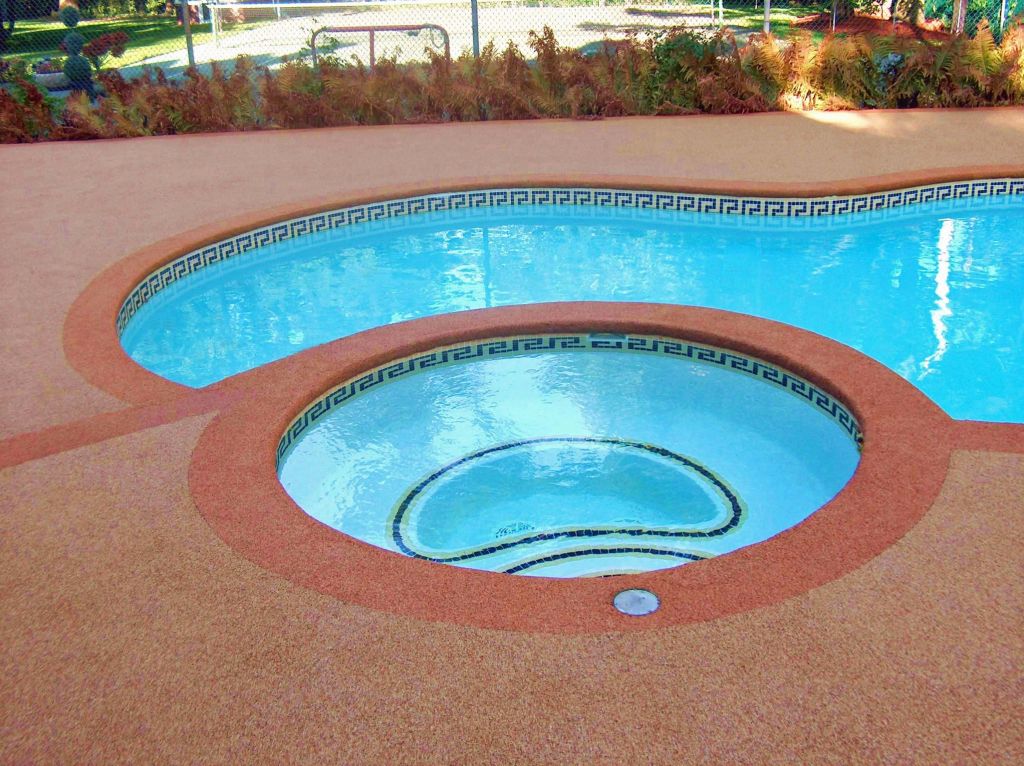 Tan pool and spa combination with rounded accent border rubber safety surface
